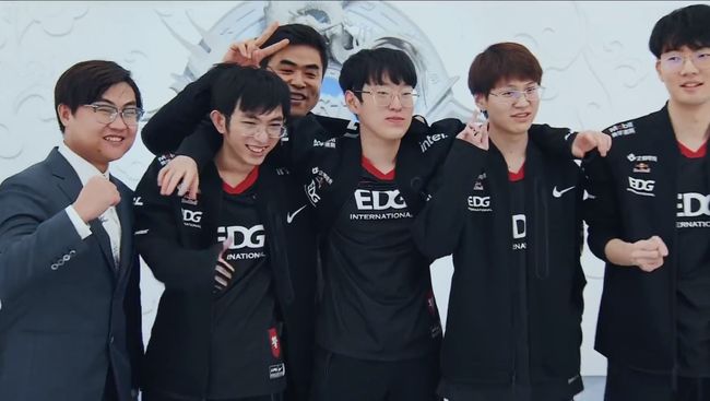 球依然扣人 球依然扣人